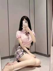 很哇塞的小姐姐抓龙筋