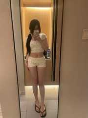 皮肤白嫩小姐姐