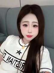 很稚嫩的小姐姐