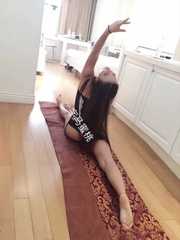 会一字马的小姐姐